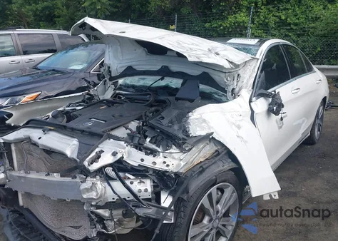 2017 Mercedes-Benz C 300 4Matic/Luxury 4Matic/Sport 4Matic z USA, uszkodzony, nr VIN WDDWF4KB1HR250729